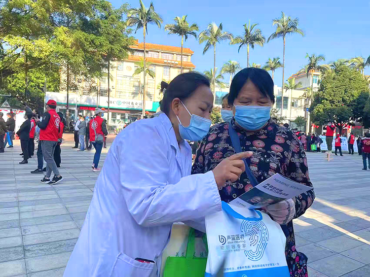 我如何识别听力问题？如果我所爱的人正在经历听力损失，需要注意哪些迹象？